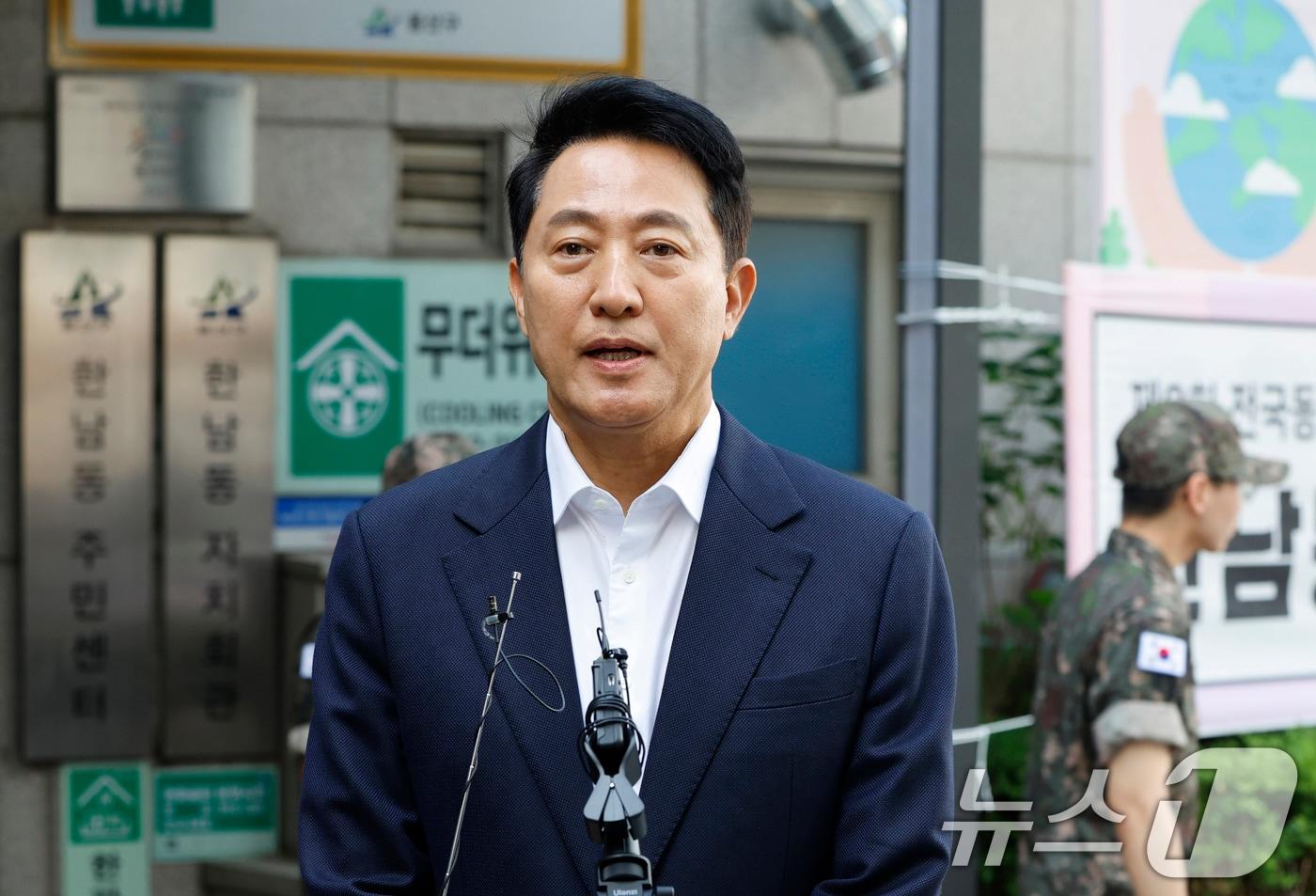 본문 이미지 - 오세훈 국민의힘 서울시장 후보가 제9회 전국동시지방선거 사전투표 첫날인 29일 오전 서울 용산구 한남동주민센터에 마련된 사전투표소에서 한 표를 행사한 후 소감을 밝히고 있다. (공동취재) 2026.5.29 ⓒ 뉴스1 오대일 기자