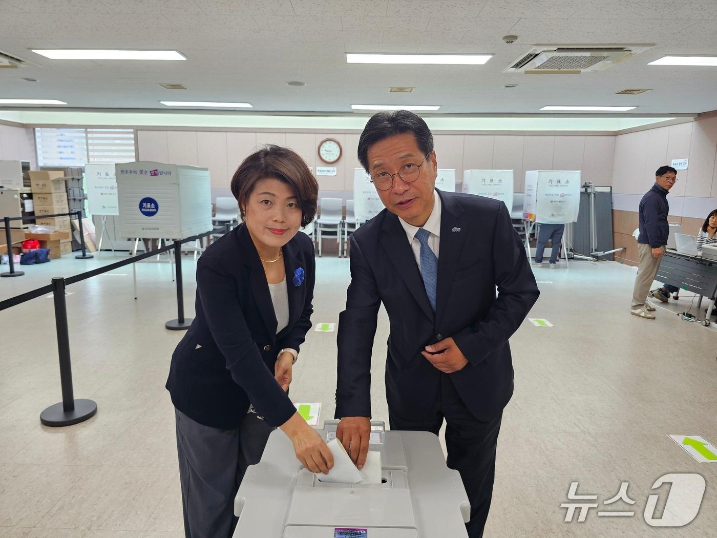 본문 이미지 - 정영두 민주당 김해시장 후보(오른쪽)가 사전투표 첫날인 29일 김해시 활천동 사전투표소를 찾아 소중한 한 표를 행사하고 있다. 2026.5.29 ⓒ 뉴스1 박민석 기자