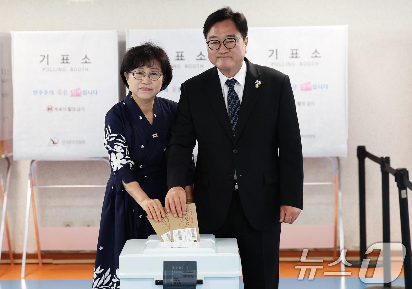 본문 이미지 - 퇴임을 앞둔 우원식 국회의장과 부인 신경혜 여사가 제9회 전국동시지방선거 사전투표 첫날인 29일 오전 서울 용산구 한남동주민센터에 마련된 사전투표소에서 한 표를 행사하고 있다. 2026.5.29 ⓒ 뉴스1 오대일 기자