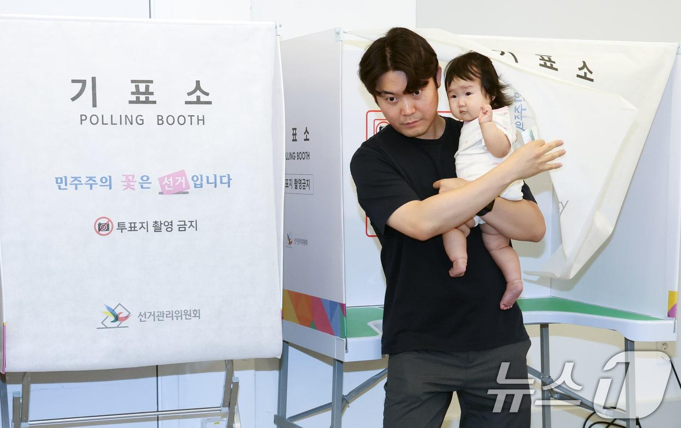 본문 이미지 - 제9회 전국동시지방선거 사전투표가 시작된 29일 대전 중구 은행선화동 사전투표소에서 시민들이 투표에 참여하고 있다. 2026.5.29 ⓒ 뉴스1 김기태 기자