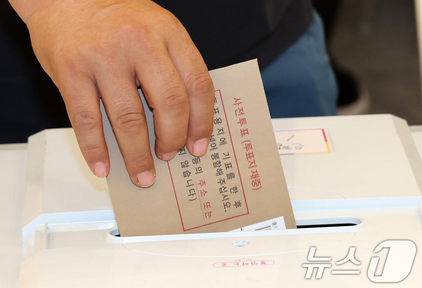 본문 이미지 - 제9회 전국동시지방선거 사전투표가 시작된 29일 대전 중구 은행선화동 사전투표소에서 시민들이 투표에 참여하고 있다. 2026.5.29 ⓒ 뉴스1 김기태 기자