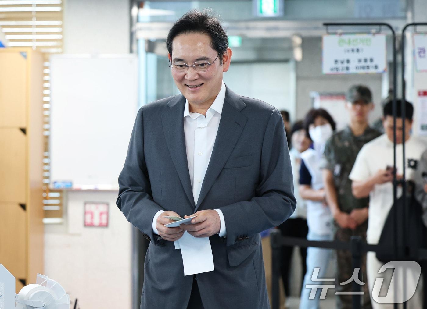 본문 이미지 - 이재용 삼성전자 회장이 제9회 전국동시지방선거 사전투표 첫날인 29일 오전 서울 용산구 한남동주민센터에 마련된 사전투표소에서 한 표를 행사하고 있다. 2026.5.29 ⓒ 뉴스1 오대일 기자