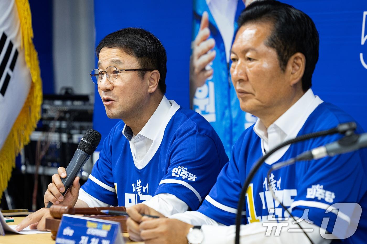 본문 이미지 - 한병도 더불어민주당 원내대표가 29일 서울 중구 정원오 서울특별시장 후보 선거사무소에서 열린 서울 현장 중앙선거대책위원회의에서 모두 발언을 하고 있다. 2026.5.29 ⓒ 뉴스1 유승관 기자