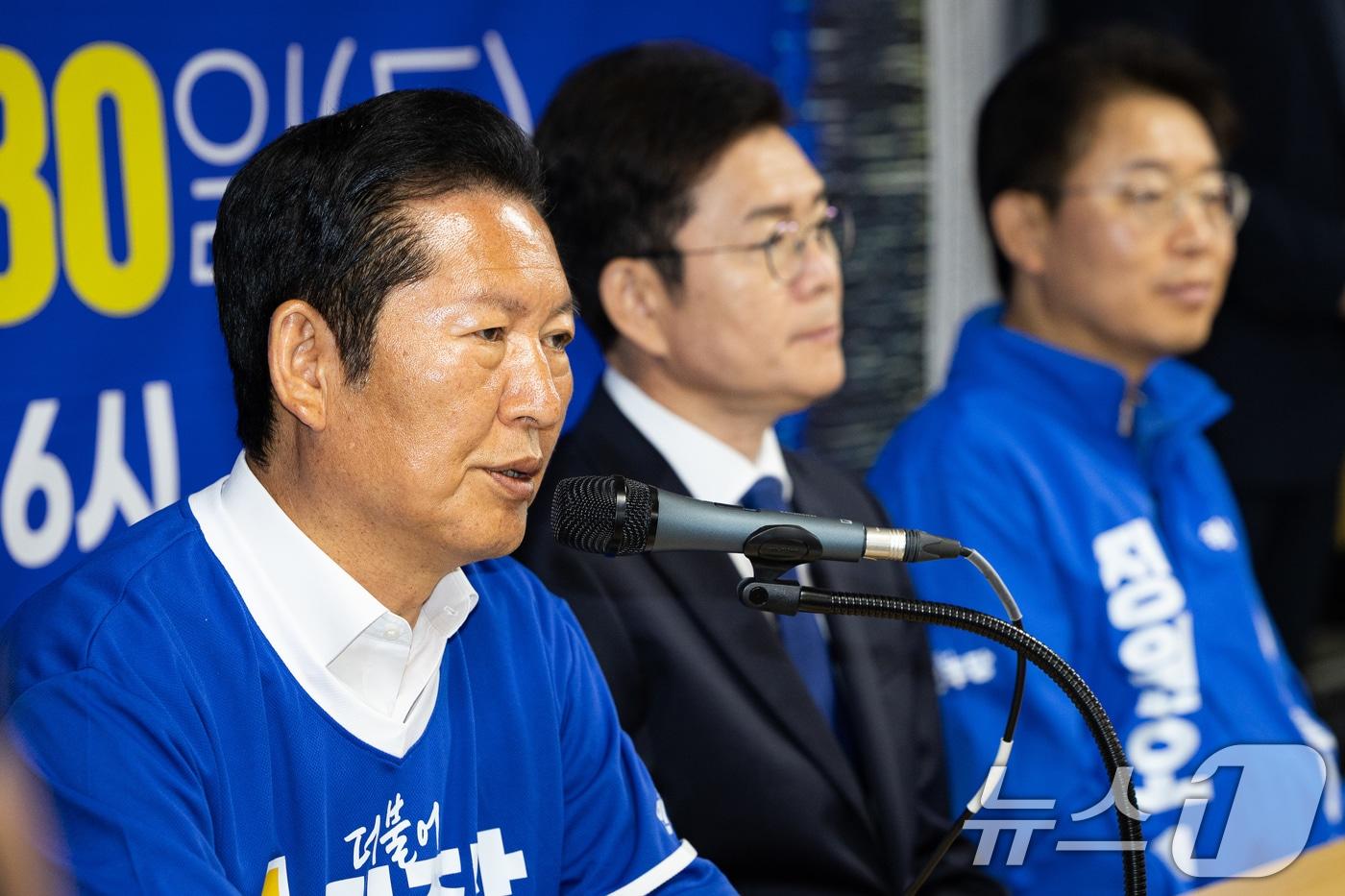 본문 이미지 - 정청래 더불어민주당 대표가 29일 서울 중구 정원오 서울특별시장 후보 선거사무소에서 열린 서울 현장 중앙선거대책위원회의에서 모두 발언을 하고 있다. 2026.5.29 ⓒ 뉴스1 유승관 기자