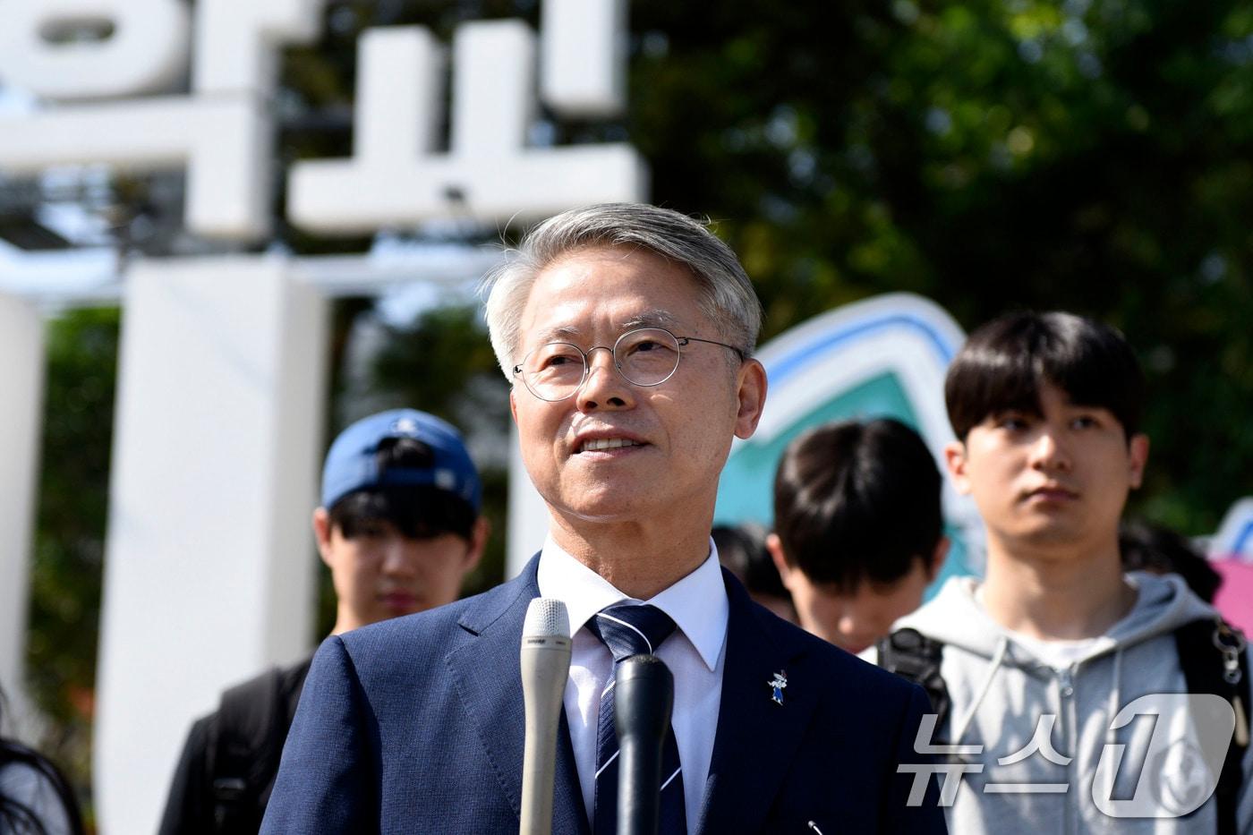 본문 이미지 - 6·3지방선거사전투표 첫 날인 29일 민형배 더불어민주당 전남광주통합특별시장 후보가 전남 순천대학교에 마련된 매곡동 사전투표소를 찾아 투표를 독려하고 있다. 2026.5.29 ⓒ 뉴스1 김성준 기자