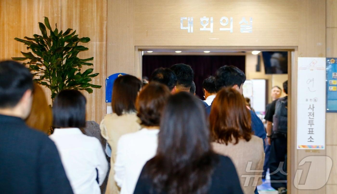 본문 이미지 - 제9회 전국동시지방선거 사전투표 첫날인 29일 오전 제주도의회 의원회관 1층 대회의실에 마련된 제주시 연동 사전투표소가 투표에 나선 유권자들로 북적이고 있다. 2026.5.29 ⓒ 뉴스1 오미란 기자