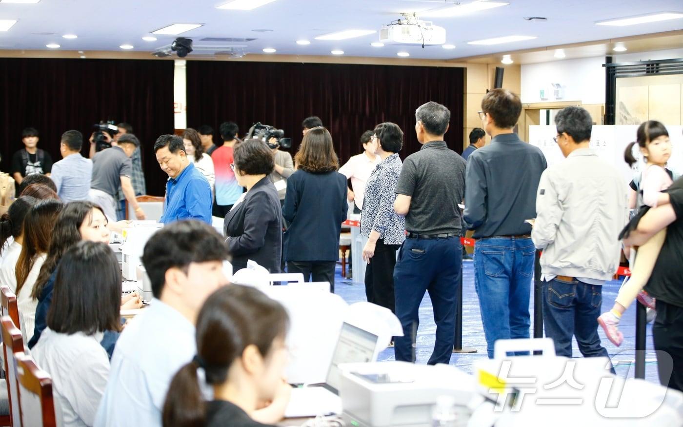 본문 이미지 - 제9회 전국동시지방선거 사전투표 첫날인 29일 오전 제주도의회 의원회관 1층 대회의실에 마련된 제주시 연동 사전투표소가 투표에 나선 유권자들로 북적이고 있다. 2026.5.29 ⓒ 뉴스1 오미란 기자