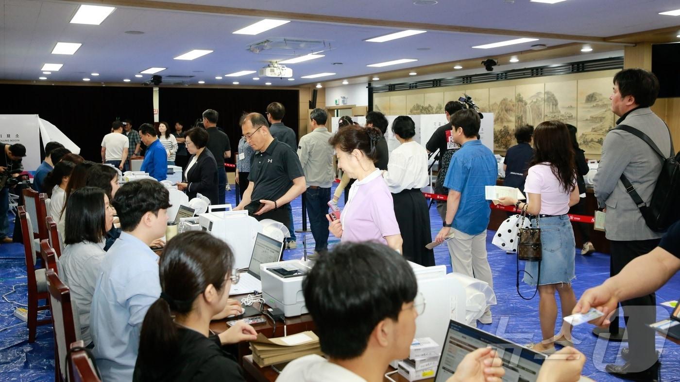 본문 이미지 - 제9회 전국동시지방선거 사전투표 첫날인 29일 오전 제주도의회 의원회관 1층 대회의실에 마련된 제주시 연동 사전투표소가 투표에 나선 유권자들로 북적이고 있다. 2026.5.29 ⓒ 뉴스1 오미란 기자