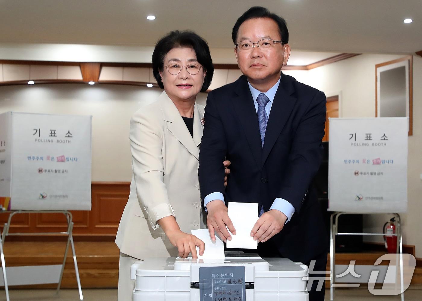 본문 이미지 - 김부겸 더불어민주당 대구시장 후보(오른쪽)와 부인 이유미 씨가 29일 오전 대구 수성구 고산2동 행정복지센터에 마련된 사전투표소에서 투표하고 있다. 2026.5.29 ⓒ 뉴스1 공정식 기자