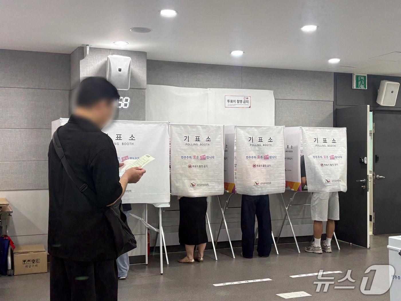 본문 이미지 - 29일 아침 8시쯤 부산 연제구청에 마련된 연산제2동사전투표소에 한 유권자가 기표소 앞에서 차례를 기다리고 있다. 2026.5.29 ⓒ 뉴스1 박서현 기자
