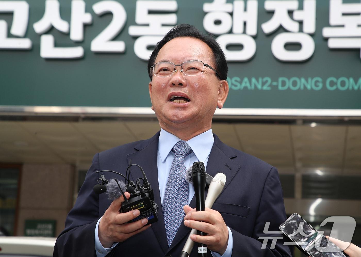 본문 이미지 - 김부겸 더불어민주당 대구시장 후보가 29일 오전 대구 수성구 고산2동 행정복지센터에 마련된 사전투표소에서 투표를 마친 뒤 취재진 질문에 답하고 있다. 2026.5.29 ⓒ 뉴스1 공정식 기자