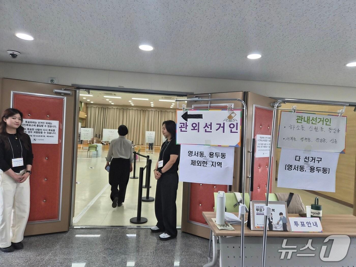 본문 이미지 - 9회 전국동시지방선거 사전투표 첫날인 29일 오전 충북 제천시 용두동 주민센터에 마련된 사전투표소를 찾은 유권자들.2026.5.29/뉴스1 손도언 기자 