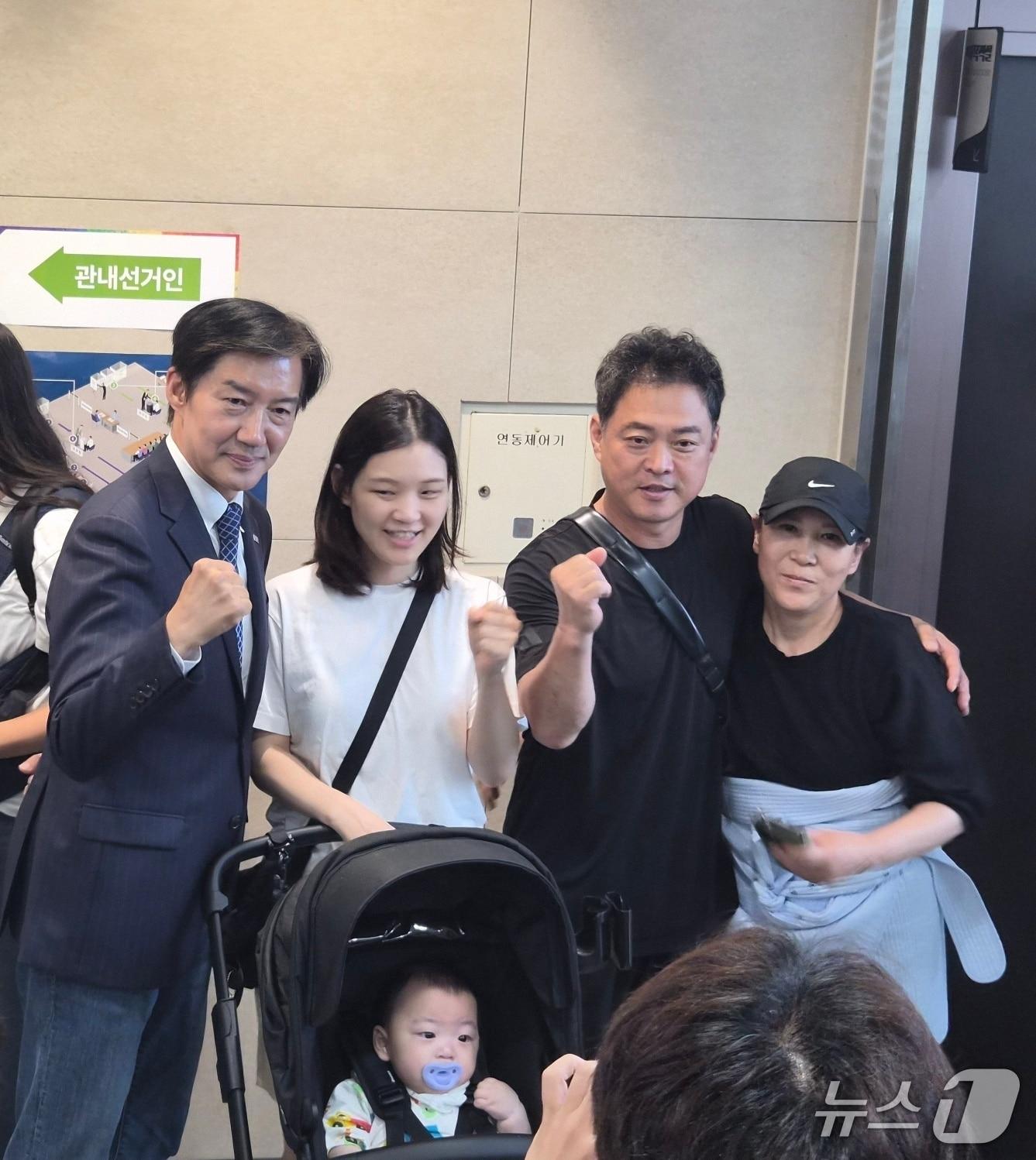 본문 이미지 -  조국 조국혁신당 경기 평택을 국회의원 재선거 후보가 사전투표 첫날인 29일 평택시 안중읍행정복지센터 사전투표소를 찾아 한 표를 행사했다. 사진은 유권자들과 기념촬영을 하고 있는 모습. 2026.5.29/뉴스1 ⓒ 뉴스1 김기현 기자