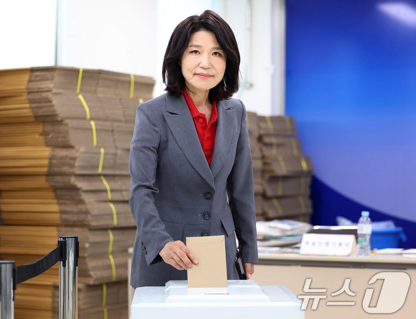 본문 이미지 - 이진숙 국민의힘 대구 달성군 국회의원 후보가 29일 오전 대구 달성군선거관리위원회에 마련된 사전투표소에서 투표하고 있다. 2026.5.29 ⓒ 뉴스1 공정식 기자
