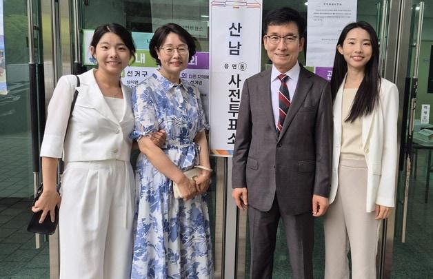 본문 이미지 - 윤건영 충북교육감 후보가 6·3 지방선거 사전투표 첫날인 29일 오전 청주교육지원청 투표소에서 부인 하정혜 씨, 두 딸과 함께 투표했다.(선거캠프 제공. 재판매 및 DB금지)/뉴스1