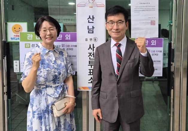 본문 이미지 - 윤건영 충북교육감 후보가 6·3 지방선거 사전투표 첫날인 29일 오전 청주교육지원청 투표소에서 부인 하정혜 씨와 함께 투표했다.(선거캠프 제공. 재판매 및 DB금지)/뉴스1