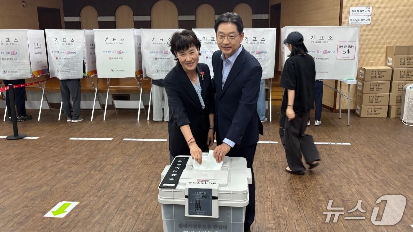 본문 이미지 - 김경수 더불어민주당 경남지사 후보가 6.3지방선거 사전투표 첫날인 29일 경남 창원시 성산구 중앙동 행정복지센터에 마련된 사전투표소에서 배우자와 함께 투표를 하고 있다.2026.5.29/뉴스1 강정태 기자