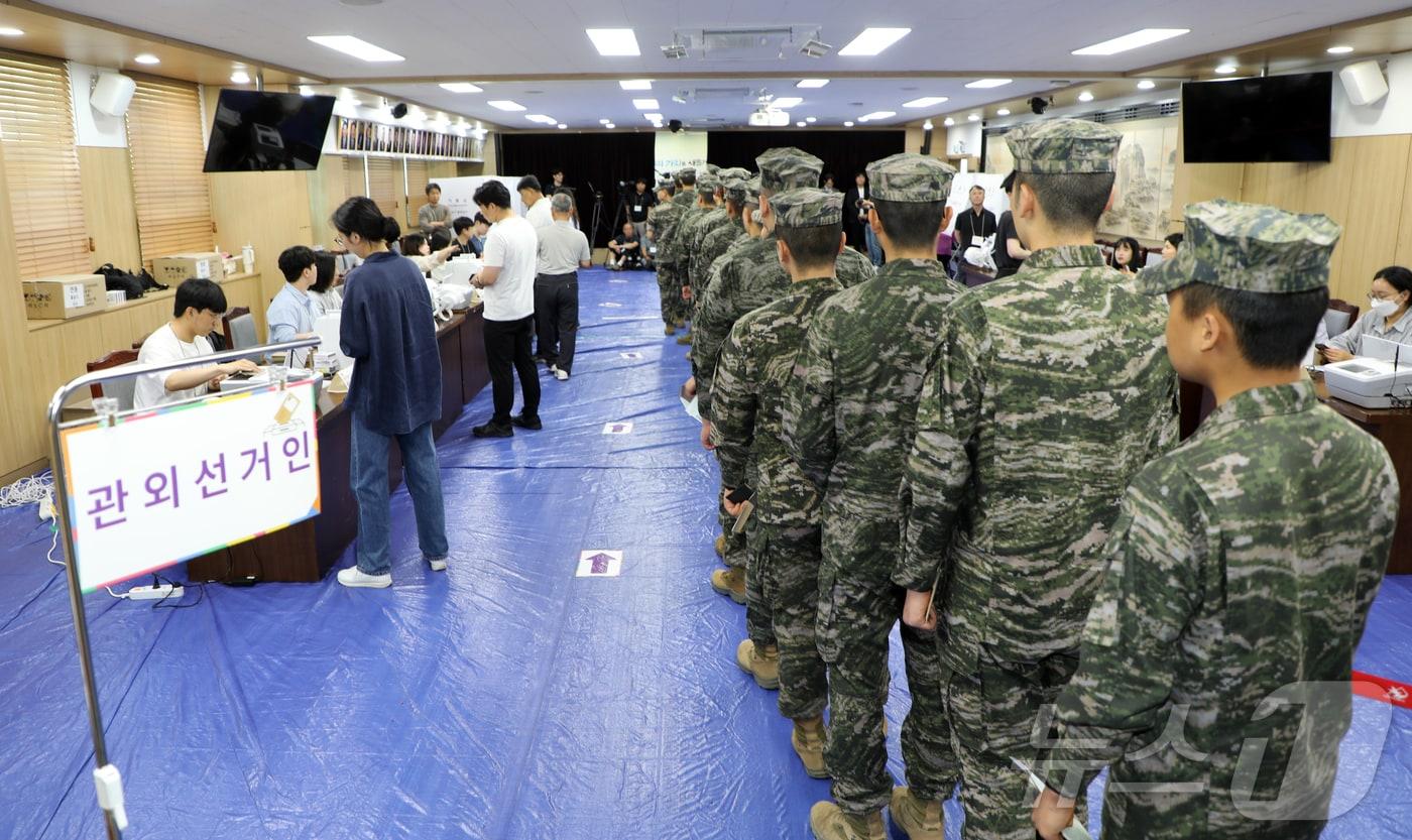 본문 이미지 - 제9회 전국동시지방선거 사전투표 첫날인 29일 오전 제주도의회 의원회관 1층 대회의실에 마련된 제주시 연동 사전투표소에 군 장병 유권자들의 발길이 이어지고 있다. 2026.5.29 ⓒ 뉴스1 오미란 기자