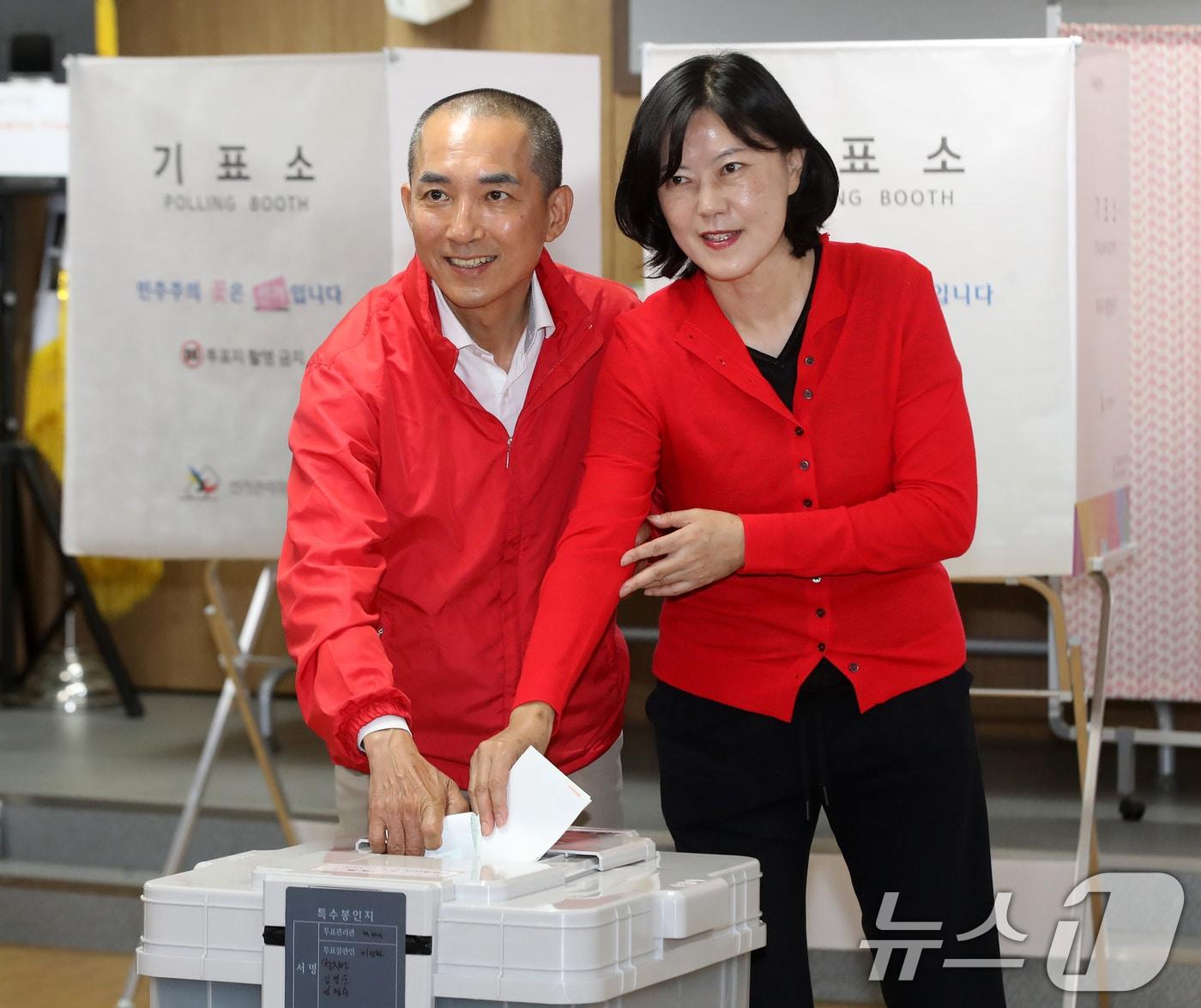 본문 이미지 - 박민식 국민의힘 부산 북갑 국회의원 보궐선거 후보와 아내 배정혜 씨가 6·3 지방선거 및 국회의원 재보궐선거 사전투표 첫날인 29일 오전 부산 북구 만덕제2동행정복지센터에 마련된 사전투표소에서 투표를 하고 있다. 2026.5.29 ⓒ 뉴스1 윤일지 기자