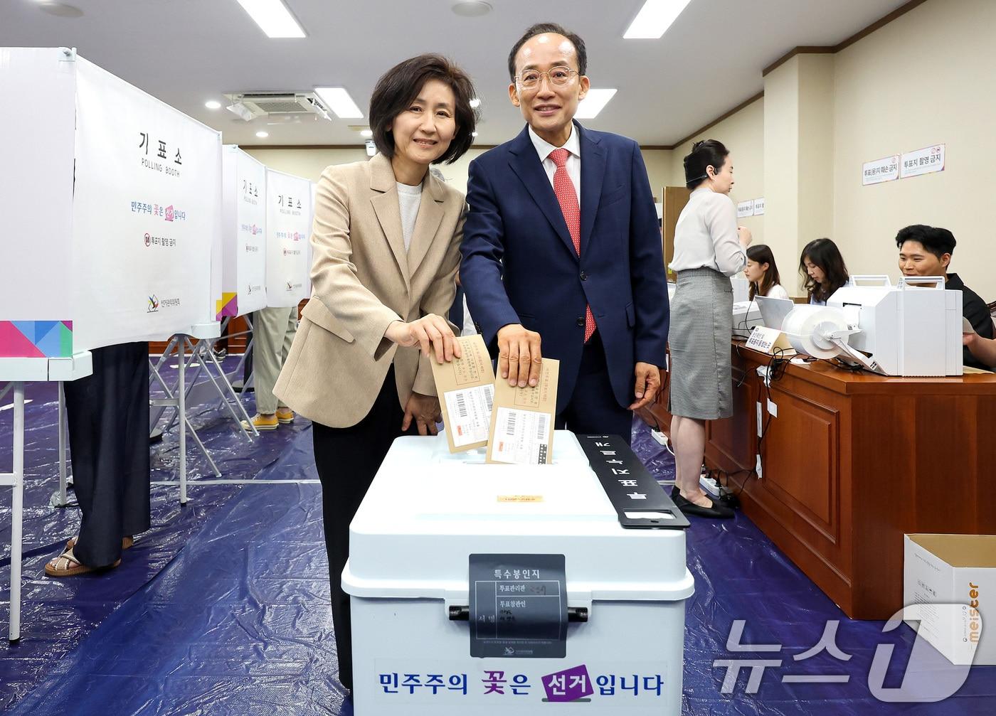 본문 이미지 - 추경호 국민의힘 대구시장 후보(오른쪽)와 배우자 김희경 씨가 9회 전국동시지방선거 사전투표 첫날인 29일 오전 대구 수성구 수성구의회에 마련된 사전투표소에서 투표하고 있다. 2026.5.29 ⓒ 뉴스1 공정식 기자