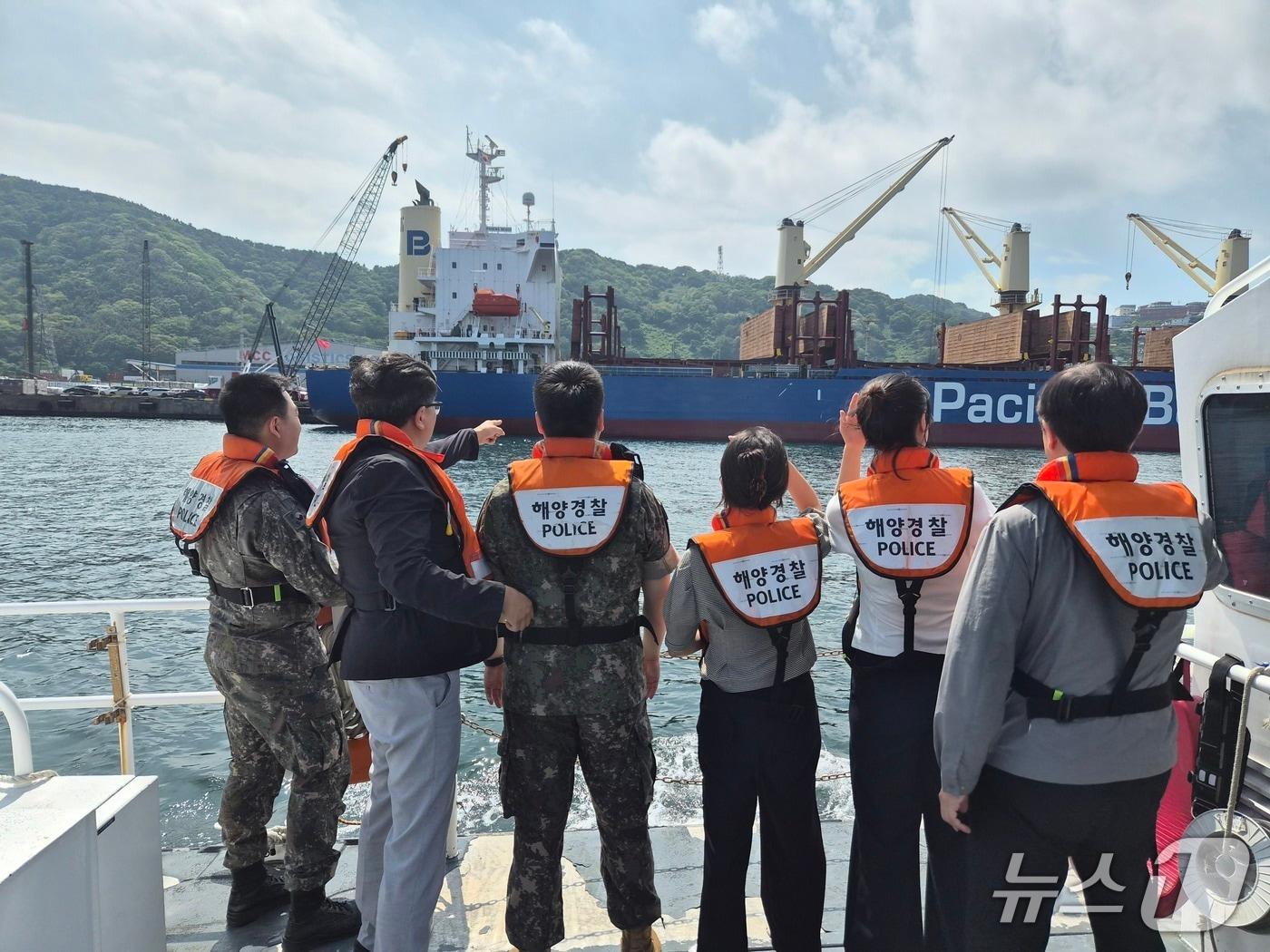 본문 이미지 - 28일 부산해경, 남해해경, 부산여단 등이 합동으로 해상 취약지를 점검하는 모습 (해경 제공. 재판매 및 DB금지)