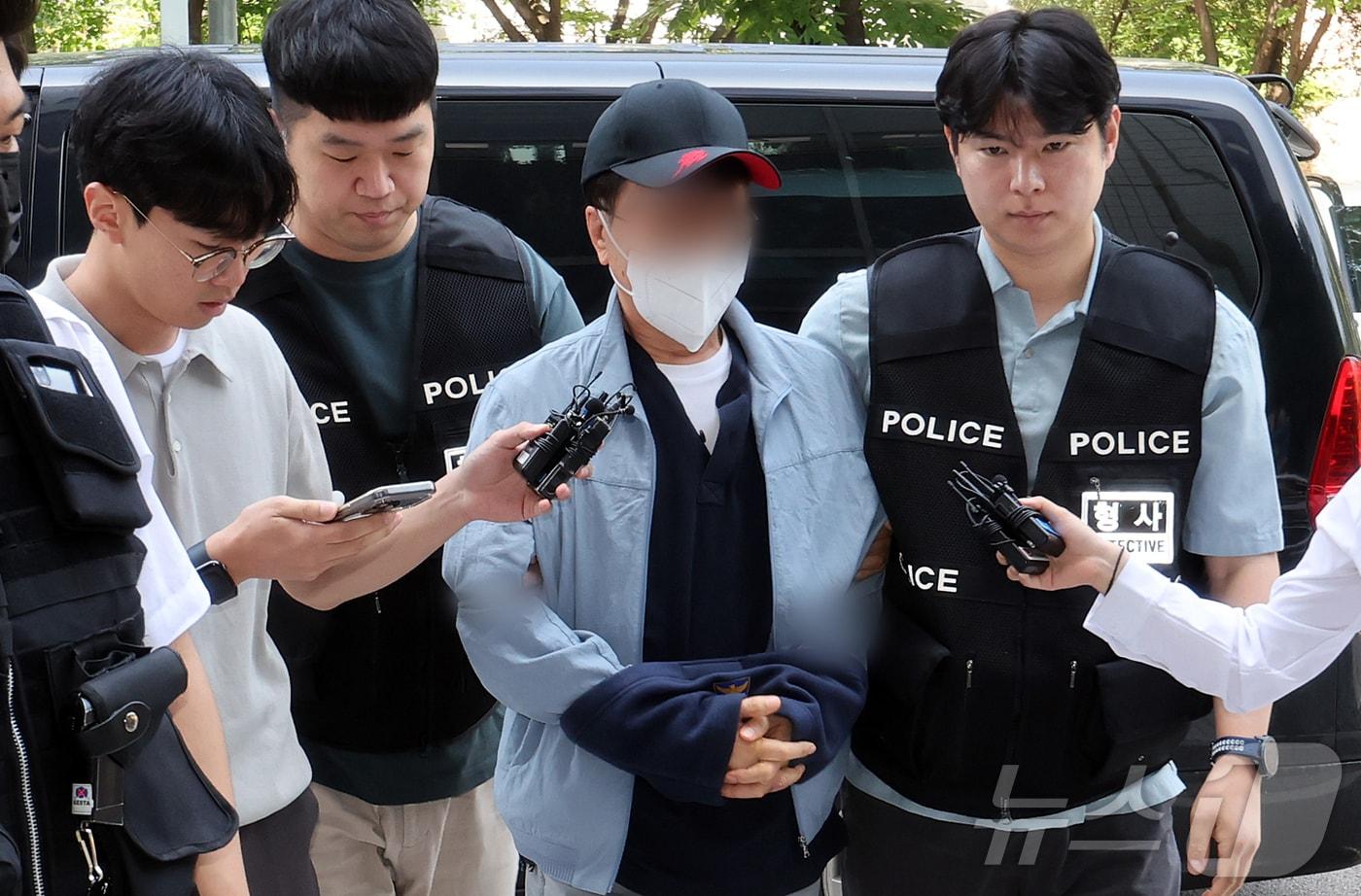 본문 이미지 - 살인미수 및 특수상해 혐의를 받는 60대 남성 A씨가 29일 오전 서울 양천구 서울남부지법에서 열린 구속 전 피의자 심문(영장실질심사)에 출석하고 있다. A씨는 전날 오전 11시18분쯤 LG전자 마곡사이언스파크 안에서 흉기를 휘둘러 50대 남성과 40대 남성 등 2명에게 중상을 입힌 혐의를 받고 있다. 2026.5.29 ⓒ 뉴스1 김진환 기자