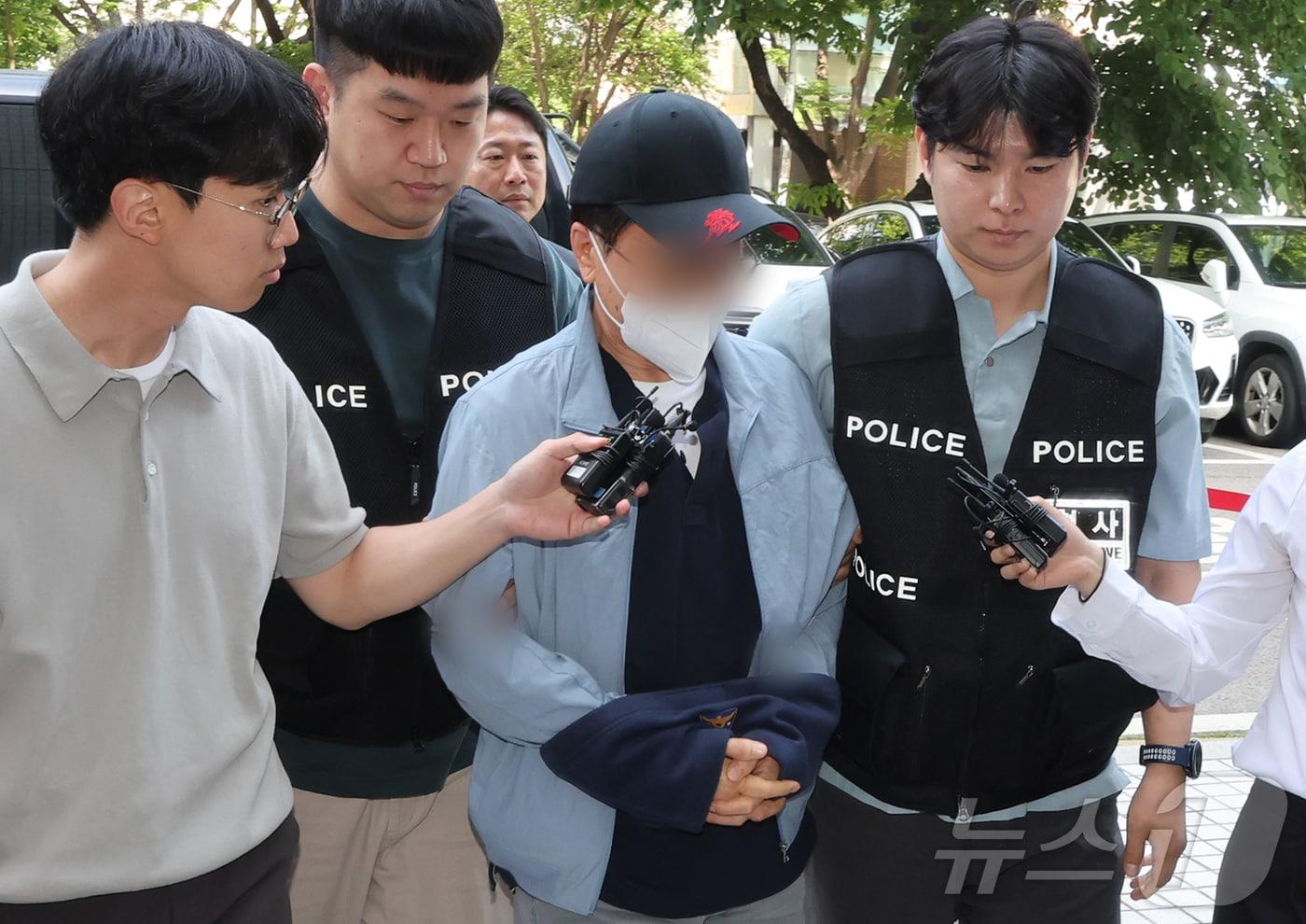 본문 이미지 - LG전자 마곡사이언스파크 안에서 흉기를 휘둘러 50대 남성과 40대 남성 등 2명에게 중상을 입힌 혐의를 받는 A 씨. 2026.5.29 ⓒ 뉴스1 김진환 기자
