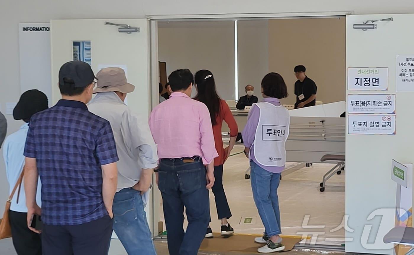 본문 이미지 - 제9회 전국동시지방선거의 사전투표 일정이 29일 시작된 가운데, 이날 오전 강원 원주시 지정면 원주기업도시의 서부권 생활문화센터 내 사전투표소에서 유권자들이 소중한 한 표를 행사하기 위해 줄을 서고 있다. 2026.5.29 ⓒ 뉴스1 신관호 기자
