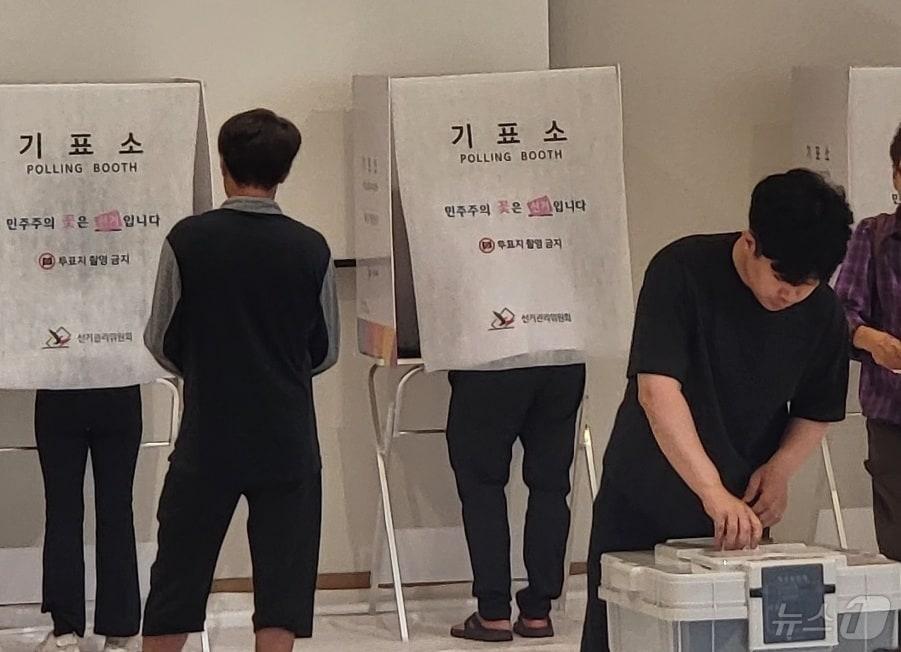 본문 이미지 - 제9회 전국동시지방선거의 사전투표가 시작 29일 오전 강원 원주시 지정면 원주기업도시의 서부권 생활문화센터 내 사전투표소에서 유권자들이 소중한 한 표를 행사하고 있다. 2026.5.29 ⓒ 뉴스1 신관호 기자