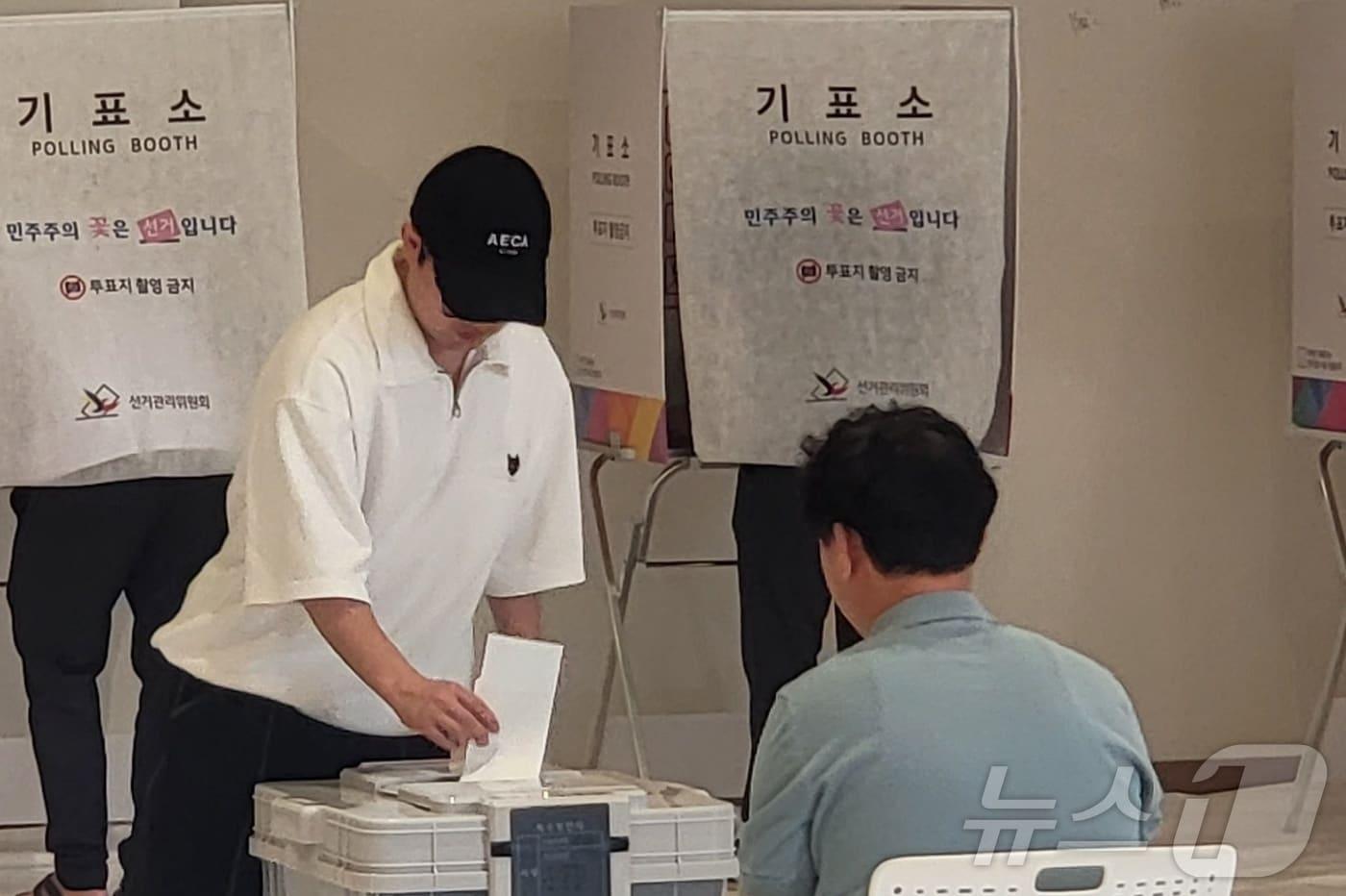 본문 이미지 - 제9회 전국동시지방선거의 사전투표가 시작된 29일 오전 강원 원주시 지정면 원주기업도시의 서부권 생활문화센터 내 사전투표소에서 유권자들이 소중한 한 표를 행사하고 있다. 2026.5.29 ⓒ 뉴스1 신관호 기자