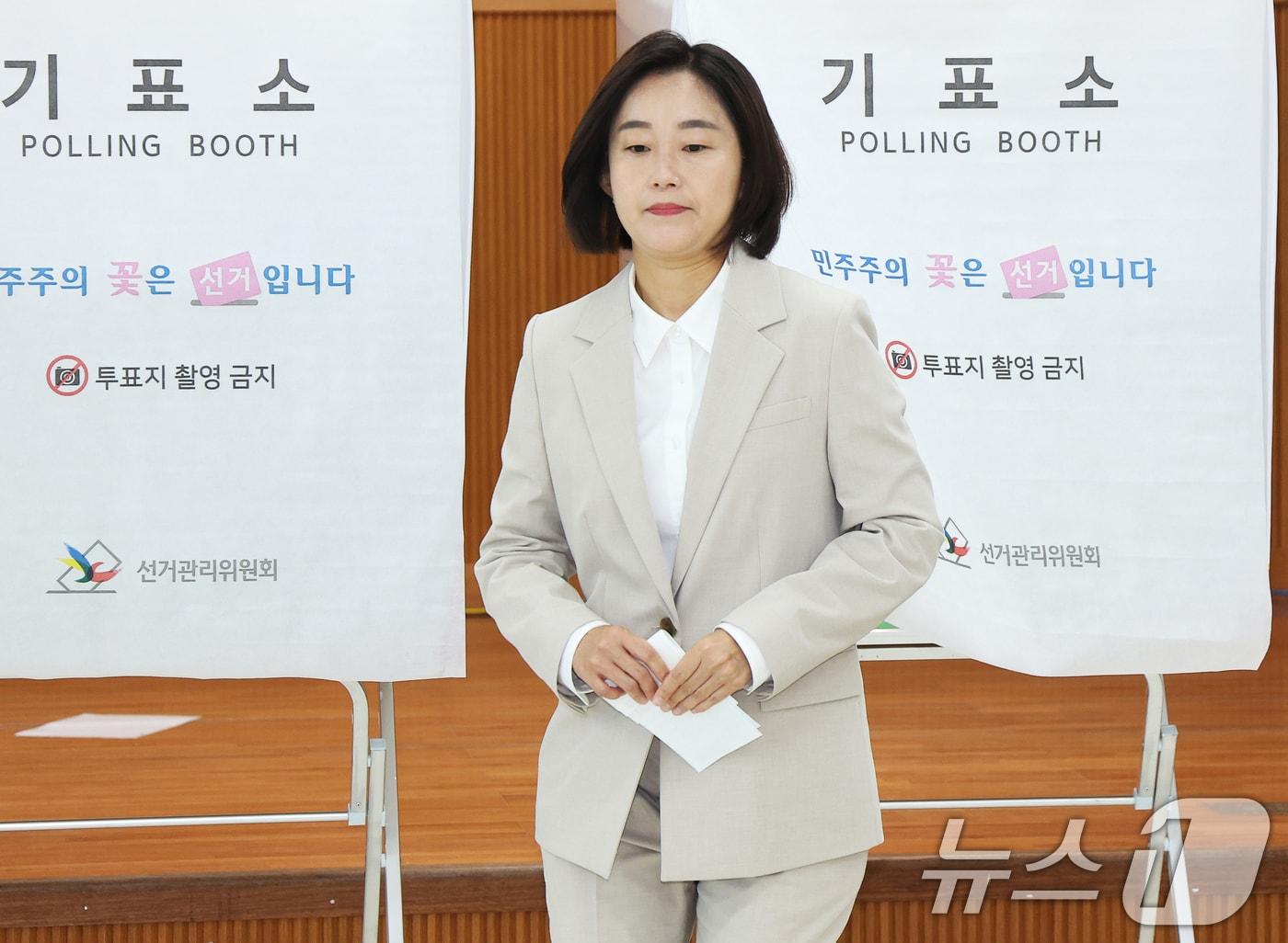본문 이미지 - 김재연 진보당 경기 평택시을 국회의원 후보가 29일 경기 평택시 안중읍행정복지센터에 마련된 사전투표소에서 투표를 마치고 기표소를 나오고 있다. (공동취재) ⓒ 뉴스1 김영운 기자