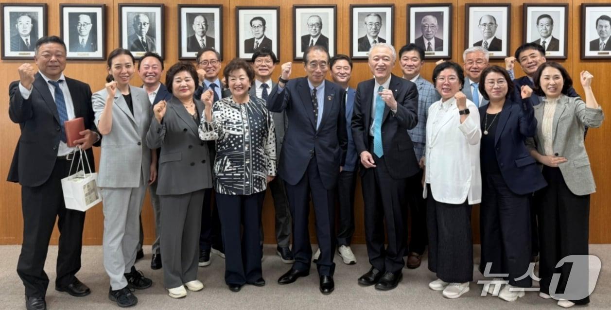 본문 이미지 - 대구상공회의소 경제사절단이 일본 오사카상공회의소를 방문해 파이팅을 외치고 있다.(대구상의 제공, 재판매 및 DB 금지)