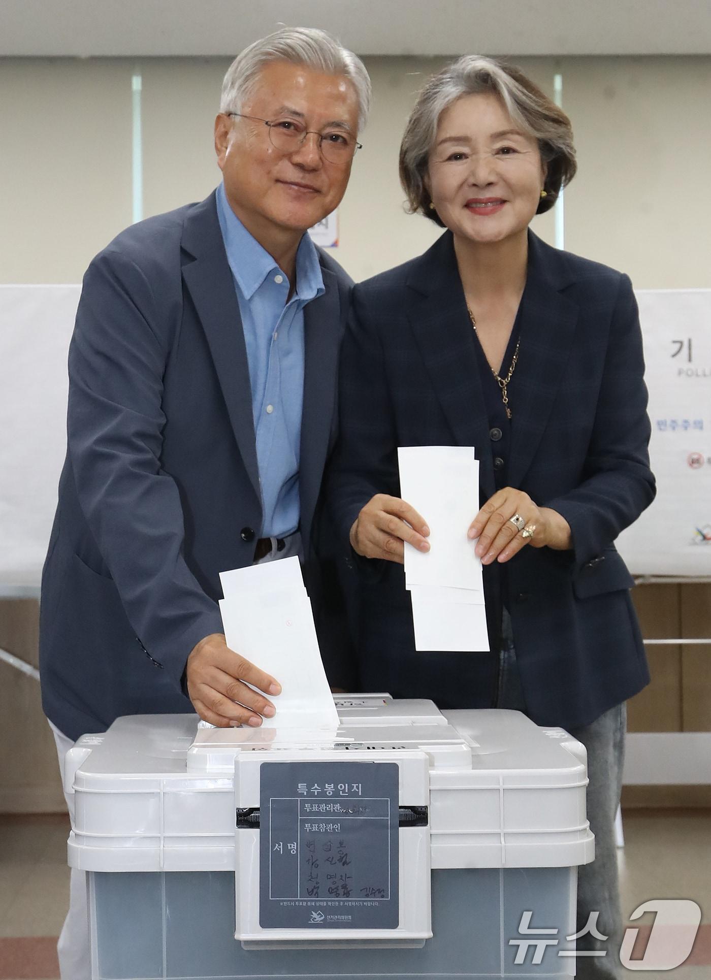 본문 이미지 - 문재인 전 대통령과 부인 김정숙 여사가 6·3 지방선거 및 국회의원 재보궐선거 사전투표 첫날인 29일 오전 경남 양산 하북면주민자치센터에 마련된 사전투표소에서 투표를 하고 있다. ⓒ 뉴스1 윤일지 기자