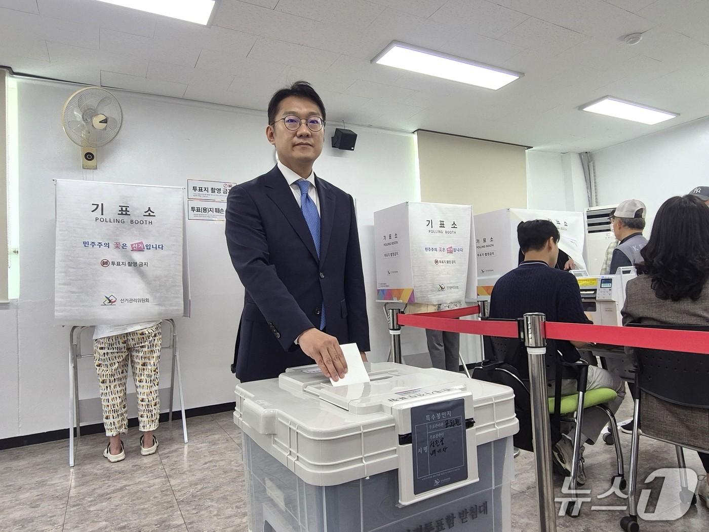 본문 이미지 - 더불어민주아 김남준 계양을 보궐선거 후보가 29일 인천 계양구 작전·서운동 행정복지센터를 찾아 사전투표에 참여하고 있다/뉴스1
