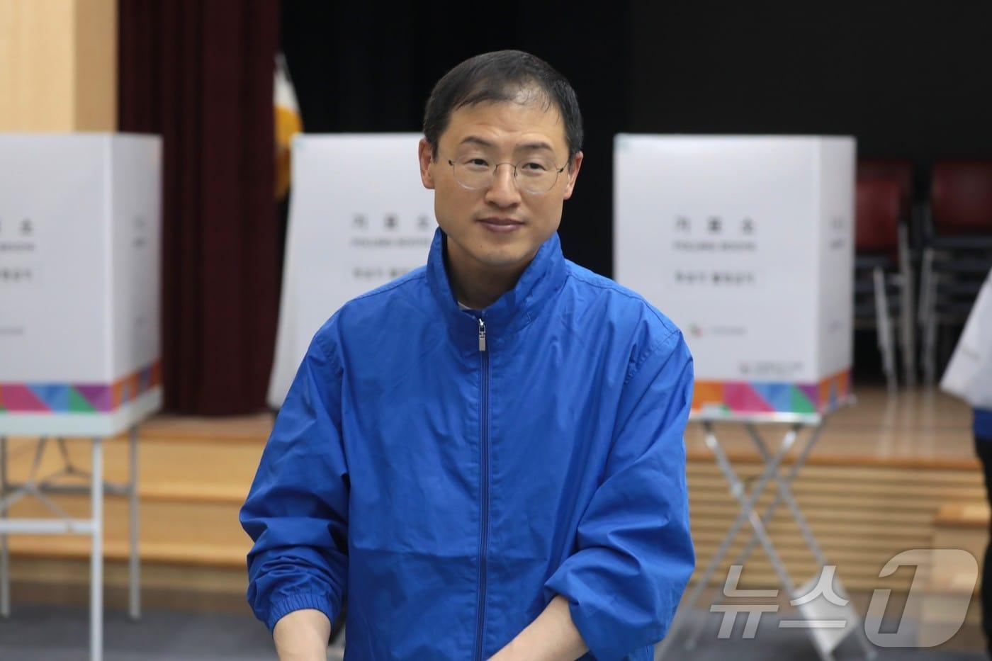 본문 이미지 - 김상욱 더불어민주당 울산시장 후보가 29일 울산 남구청에 마련된 사전투표소를 찾아 투표함에 투표용지를 넣고 있다. 2026.5.29 ⓒ 뉴스1 김세은 기자