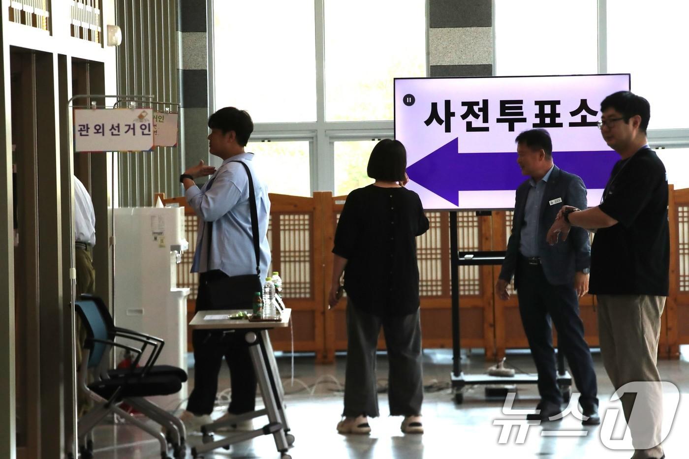 본문 이미지 - 29일 오전 9시 경북 예천군 호명읍 경북여성가족플라자 1층 '호명읍 사전투표소'에서 시민들이 소중한 한표를 행사하고 있다.2026.5.29 ⓒ 뉴스1 신성훈 기자