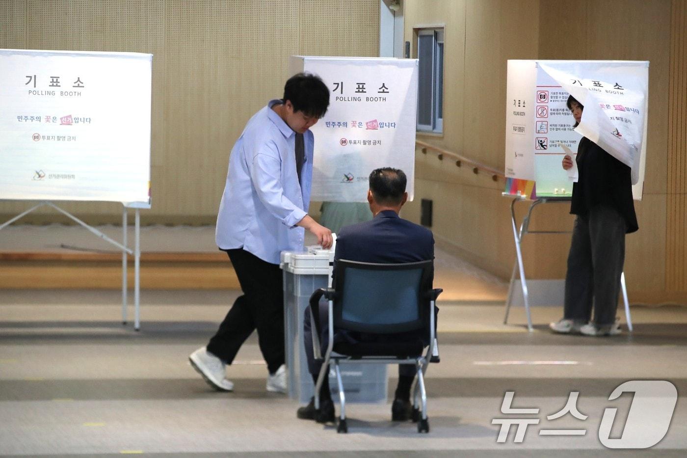 본문 이미지 - 29일 오전 9시 경북 예천군 호명읍 경북여성가족플라자 1층 '호명읍 사전투표소'에서 시민들이 소중한 한표를 행사하고 있다.2026.5.29 ⓒ 뉴스1 신성훈 기자