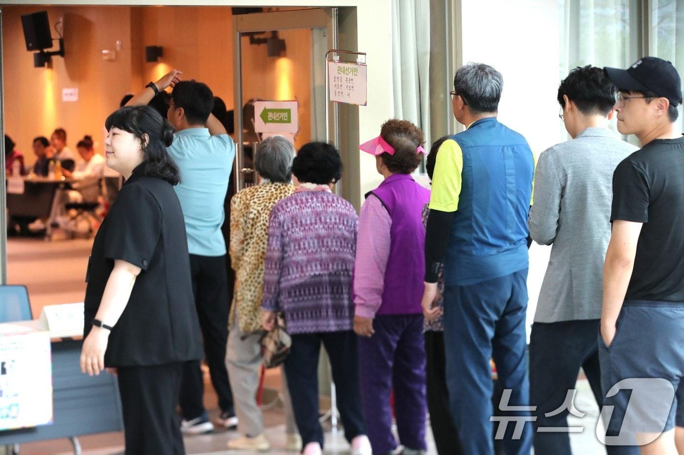 본문 이미지 - 29일 오전 9시 경북 예천군 호명읍 경북여성가족플라자 1층 '호명읍 사전투표소'에서 시민들이 소중한 한표를 행사하고 있다.2026.5.29 ⓒ 뉴스1 신성훈 기자