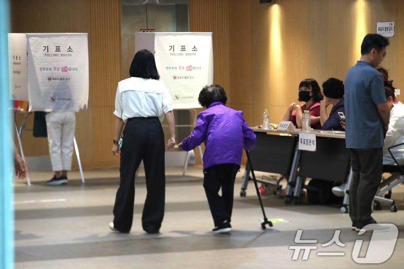 본문 이미지 - 29일 오전 9시 경북 예천군 호명읍 경북여성가족플라자 1층 '호명읍 사전투표소'에서 시민들이 소중한 한표를 행사하고 있다.2026.5.29 ⓒ 뉴스1 신성훈 기자
