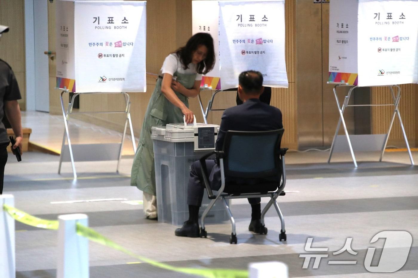 본문 이미지 - 29일 오전 9시 경북 예천군 호명읍 경북여성가족플라자 1층 '호명읍 사전투표소'에서 시민들이 소중한 한표를 행사하고 있다.2026.5.29 ⓒ 뉴스1 신성훈 기자
