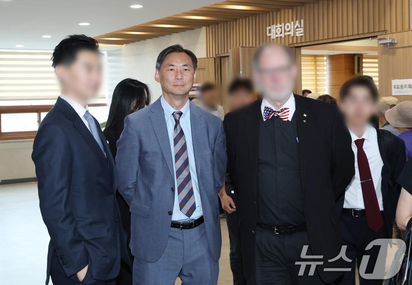 본문 이미지 - 6·3 지방선거를 앞두고 한국에 입국한 '부정선거' 음모론을 주장해 온 모스 탄(한국명 단현명) 미국 리버티대 교수가 지난달 29일 경기 평택시 안중읍행정복지센터에 마련된 사전투표소를 방문해 현장을 둘러보고 있다. 2026.5.29 ⓒ 뉴스1 김영운 기자