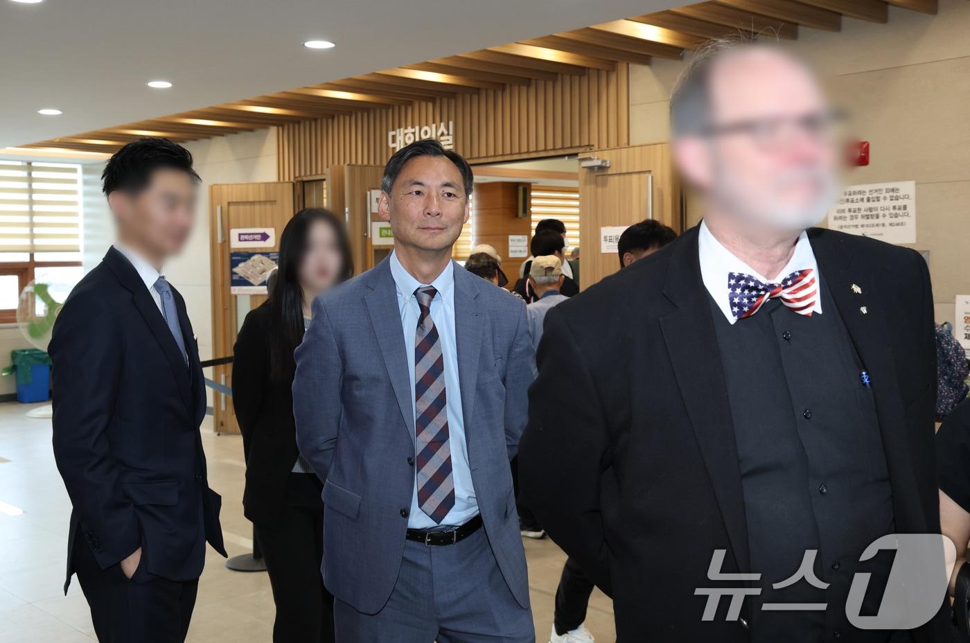 본문 이미지 - 6·3 지방선거를 앞두고 한국에 입국한 '부정선거' 음모론을 주장해 온 모스 탄(한국명 단현명) 미국 리버티대 교수가 29일 경기 평택시 안중읍행정복지센터에 마련된 사전투표소를 방문해 현장을 둘러보고 있다. 2026.5.29 ⓒ 뉴스1 김영운 기자