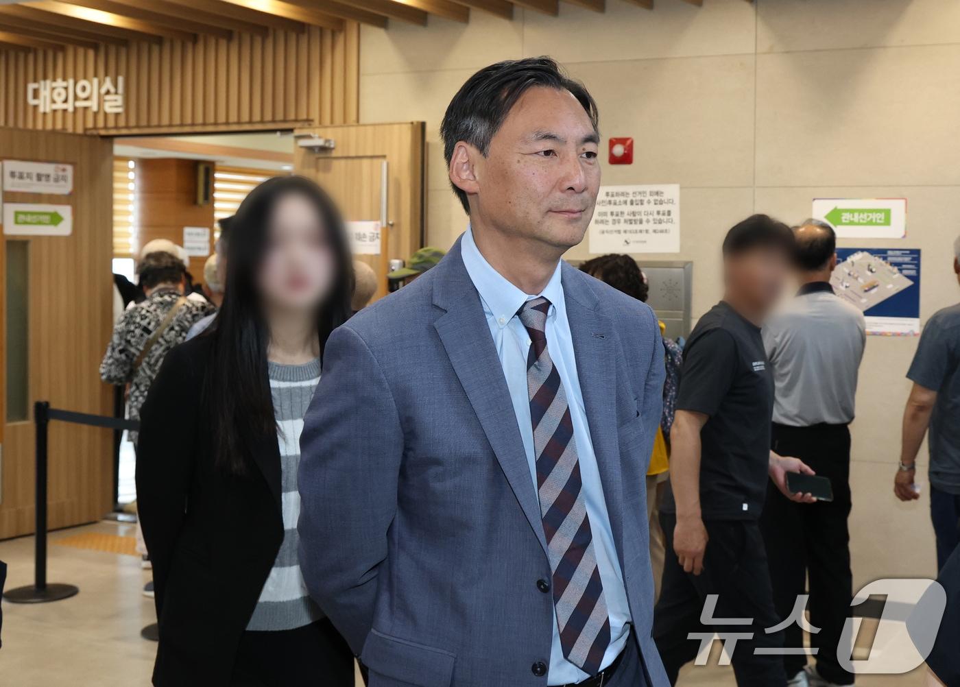 본문 이미지 - 6·3 지방선거를 앞두고 한국에 입국한 '부정선거' 음모론을 주장해 온 모스 탄(한국명 단현명) 미국 리버티대 교수가 29일 경기 평택시 안중읍행정복지센터에 마련된 사전투표소를 방문해 현장을 둘러보고 있다. 2026.5.29 ⓒ 뉴스1 김영운 기자