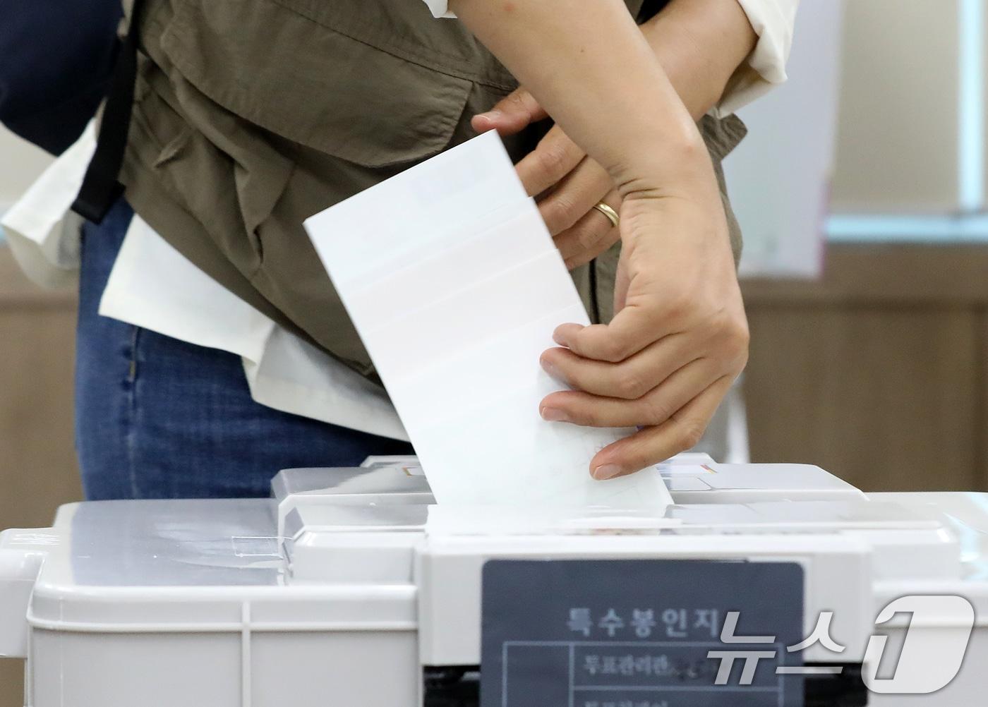 본문 이미지 - 6·3 지방선거 및 국회의원 재보궐선거 사전투표 첫날인 29일 오전 경남 양산 하북면주민자치센터에 마련된 사전투표소에서 유권자가 소중한 한 표를 행사하고 있다. ⓒ 뉴스1 윤일지 기자