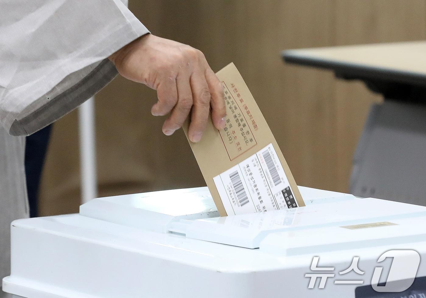 본문 이미지 - 6·3 지방선거 및 국회의원 재보궐선거 사전투표 첫날인 29일 오전 경남 양산 하북면주민자치센터에 마련된 사전투표소에서 통도사 스님이 소중한 한 표를 행사하고 있다. ⓒ 뉴스1 윤일지 기자