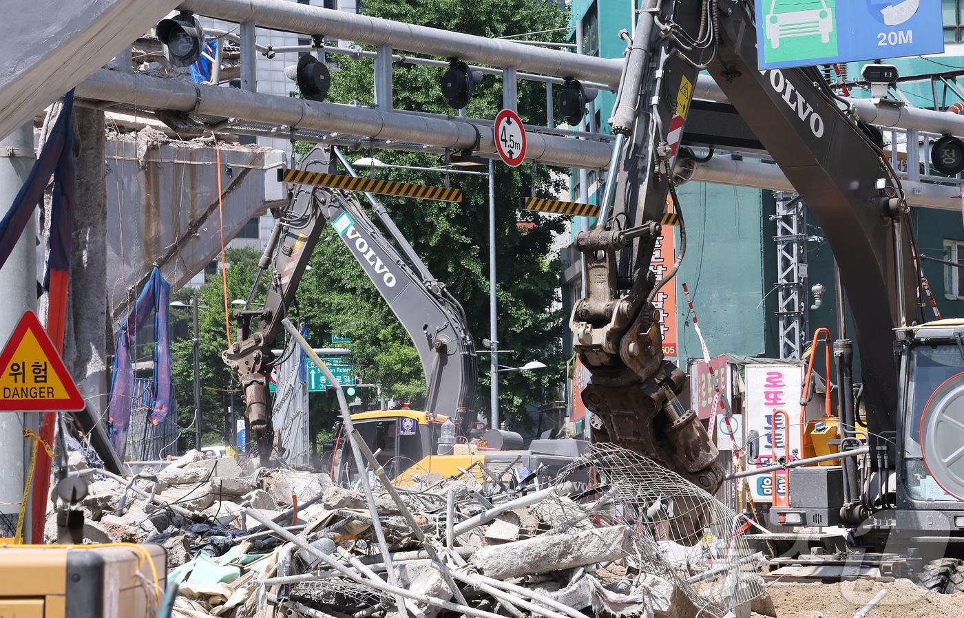 본문 이미지 - 지난달 29일 서울 서대문구 서소문 고가차도 붕괴 사고현장에서 진행된 철거작업. 2026.5.29 ⓒ 뉴스1 김성진 기자