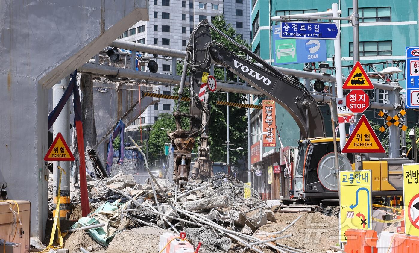 본문 이미지 - 29일 서울 서대문구 서소문 고가차도 붕괴 사고현장에서 긴급 철거작업이 진행되고 있다. 철거 작업은 29일 0시부터 30일 오전 5시까지 진행될 예정이다. 작업이 정상적으로 진행될 경우 사전 안전 보양 및 구조물 철거 작업(15시간), 마무리 작업(14시간), 시험운행 등을 포함해 총 29시간이 걸릴 것으로 예상된다. 2026.5.29 ⓒ 뉴스1 김성진 기자