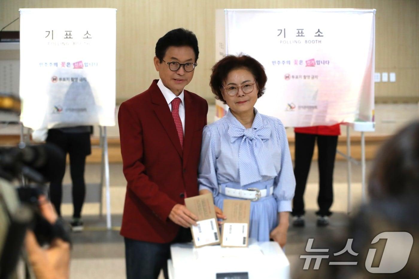 본문 이미지 - 이철우 국민의힘 경북도지사 후보와 부인 김재덕씨가 29일 오전 경북여성가족플라자 호명읍 사전투표소에서 투표를 하고 있다.2026.5.29 ⓒ 뉴스1 신성훈 기자