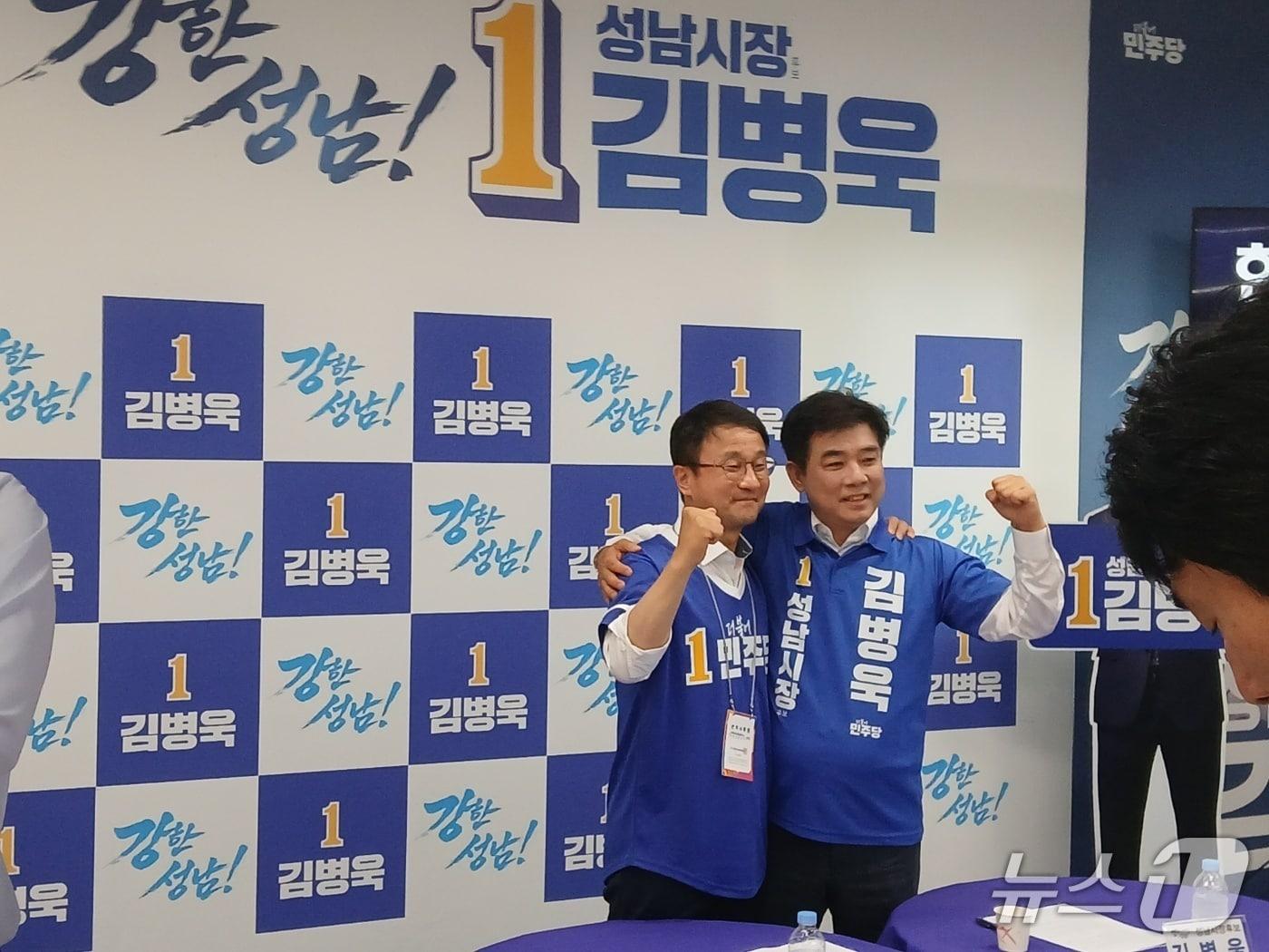 본문 이미지 - 한병도 더불어민주당 원내대표(좌측)가 29일 오전 김병욱 성남시장 후보 선거사무소를 찾아 성남발전을 위한 당 차원의 적극 지원을 약속했다.2026.05.29/뉴스1 ⓒ News1 송용환 기자
