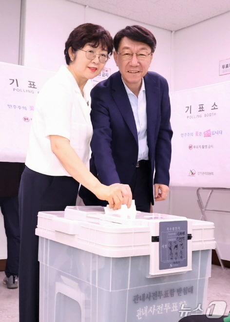 본문 이미지 - 우범기 전주시장이 29일 오전 서신동주민센터에 마련된 사전투표소에서 투표를 하고 있다.(전주시 제공, 재판매 및 DB 금지)/뉴스1